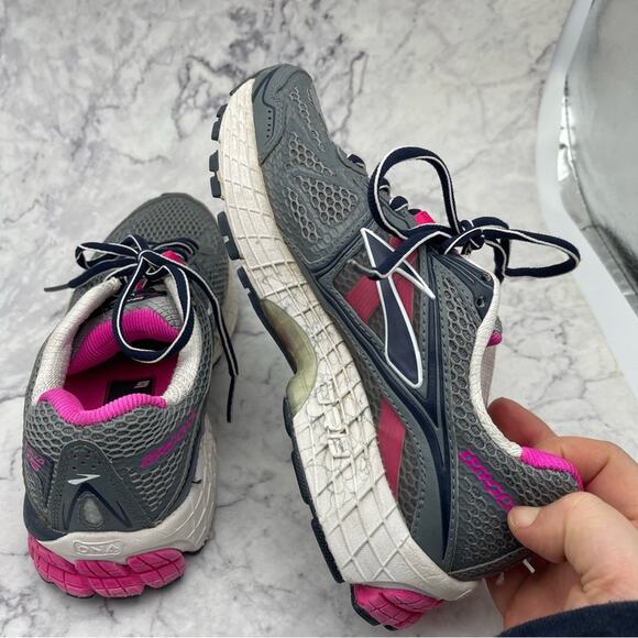 Brooks Ravenna 5 Running Shoes. Size 7.5. In good used condition! - Picture 6 of 9